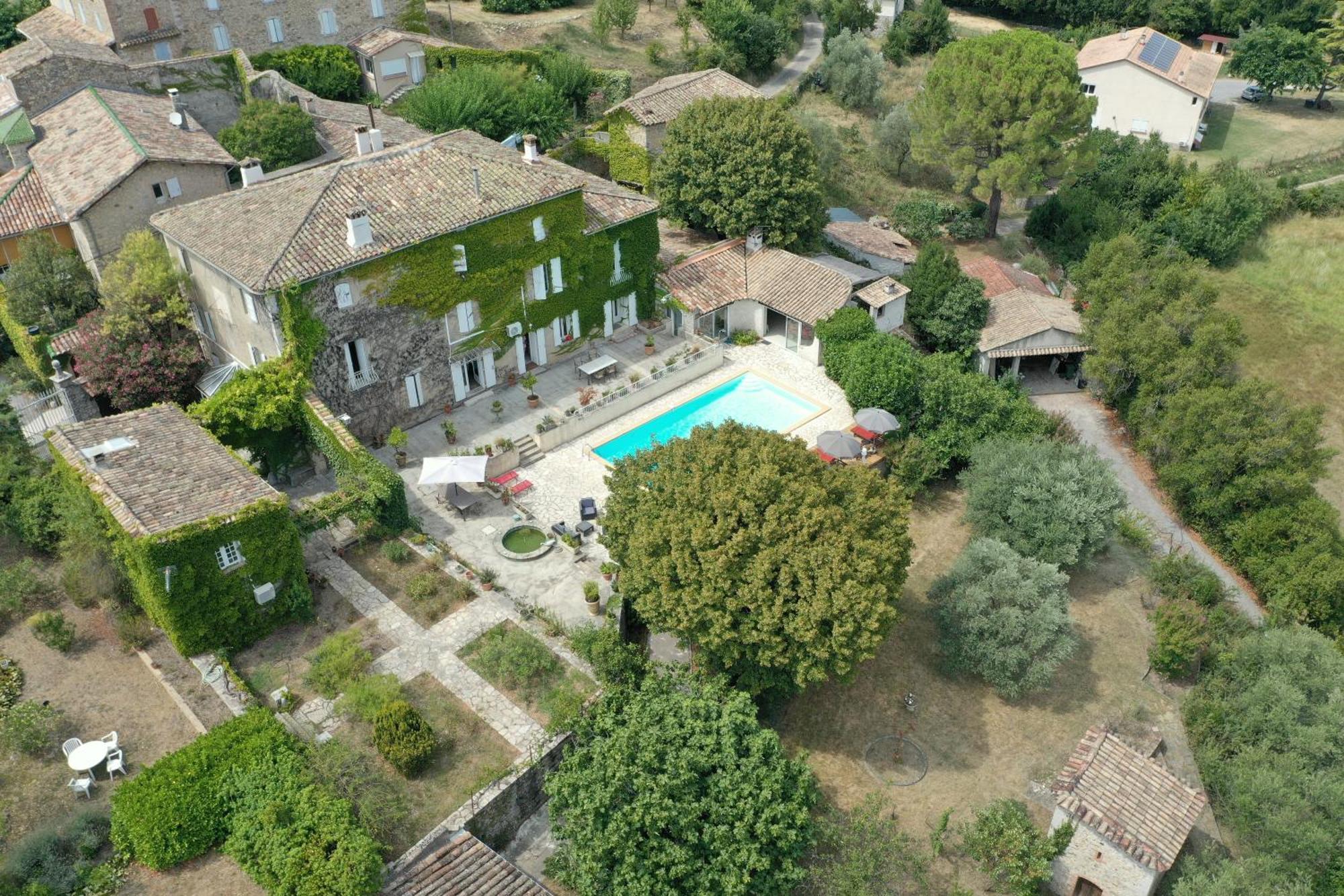 Le Domaine Du Soulier -Gite Et Chambres D'Hotes - La Maison Du Gardien Tornac エクステリア 写真