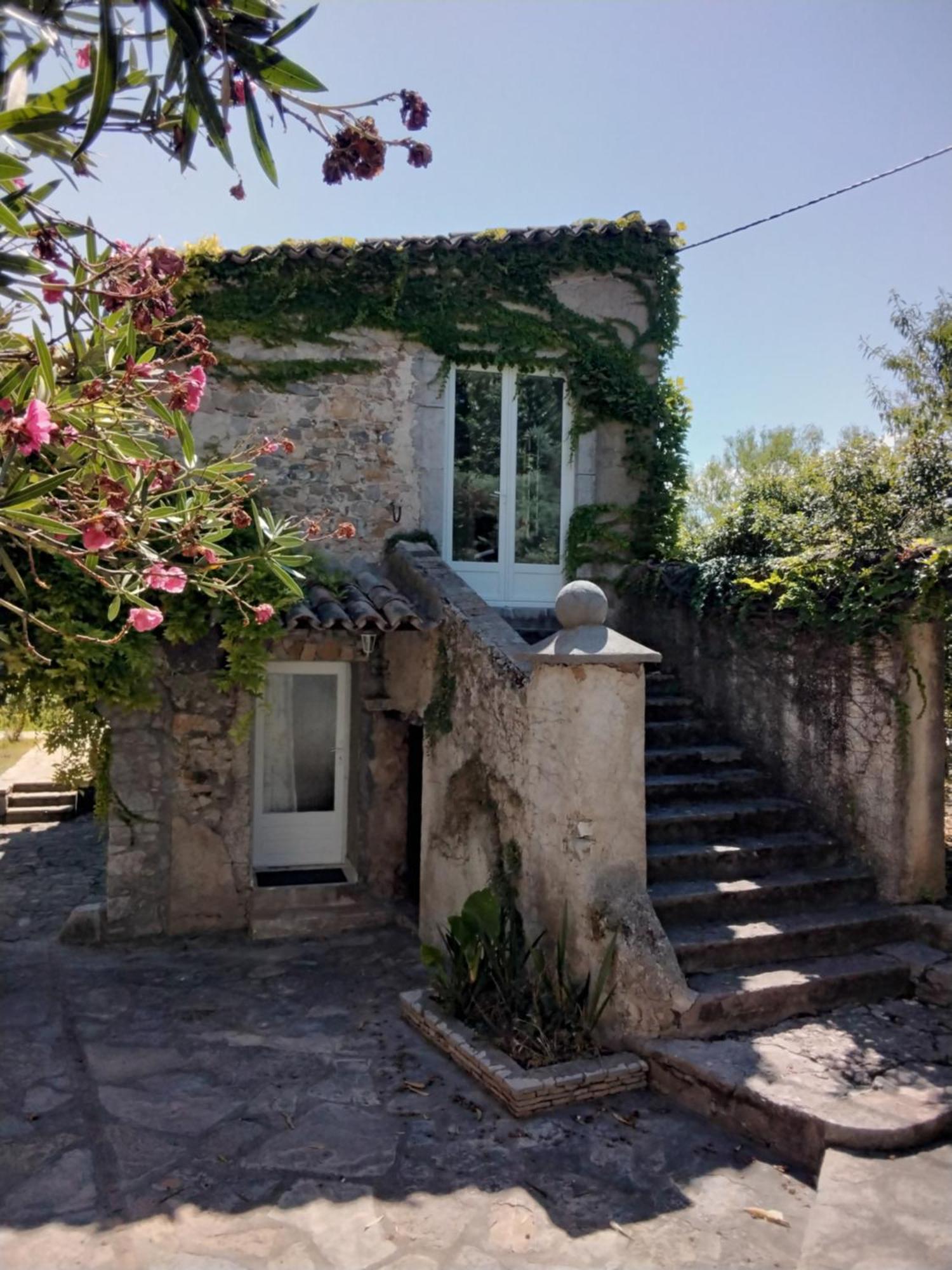 Le Domaine Du Soulier -Gite Et Chambres D'Hotes - La Maison Du Gardien Tornac エクステリア 写真