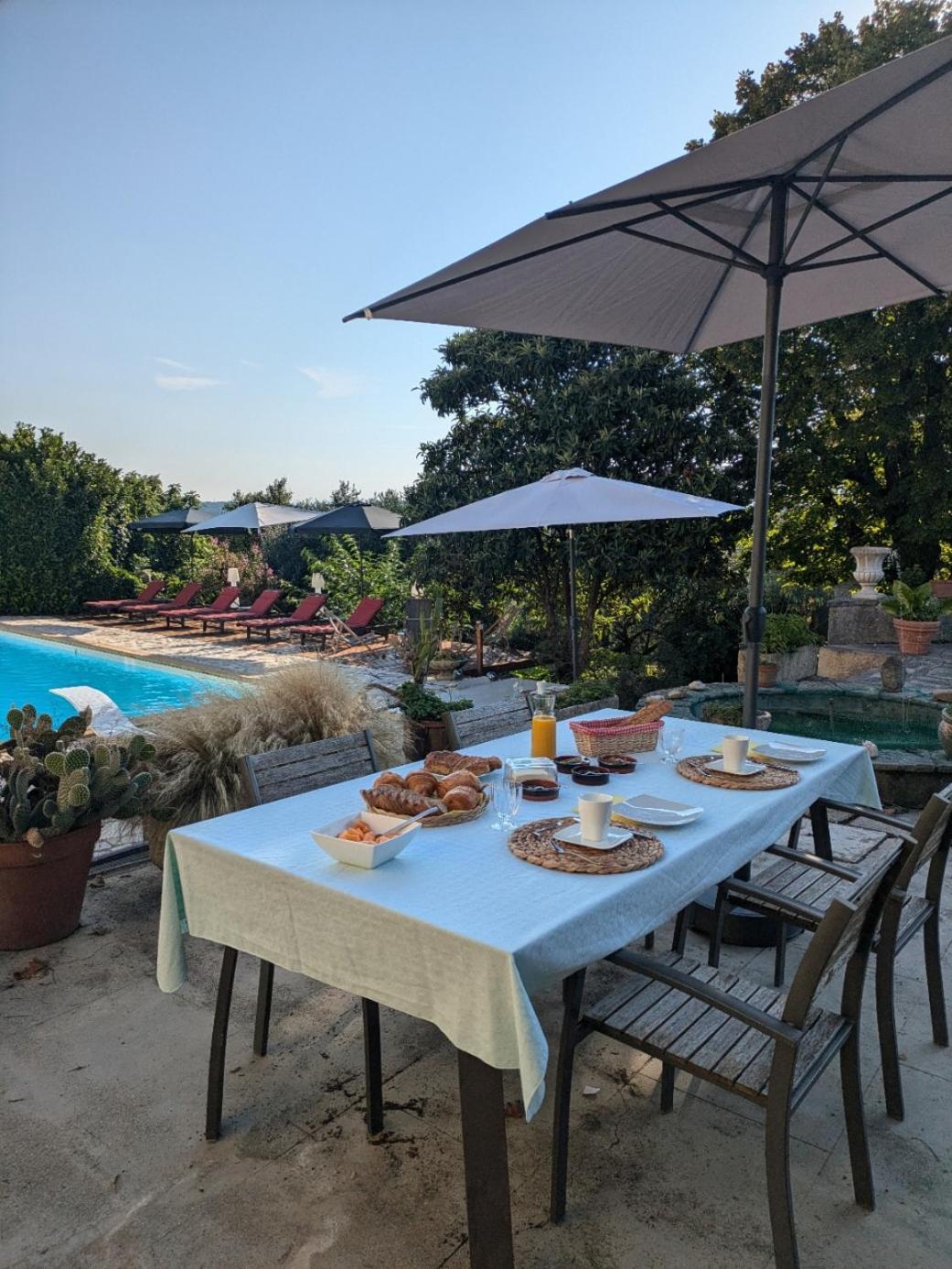 Le Domaine Du Soulier -Gite Et Chambres D'Hotes - La Maison Du Gardien Tornac エクステリア 写真
